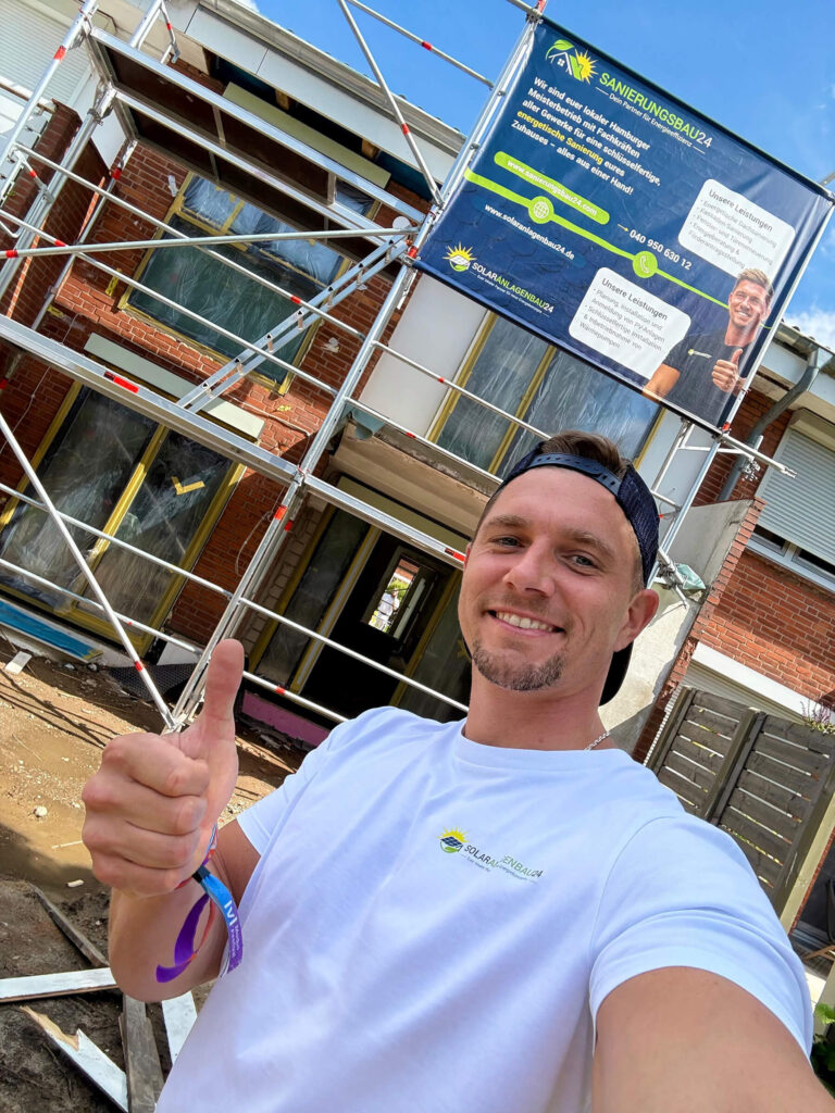 Marcel Klangwart vor einer Fassade mit Gerüst